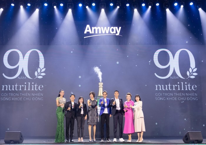 Ban Giám đốc và Nhà phân phối lãnh đạo Amway Việt Nam chúc mừng Nutrilite 90 năm hành trình phát triển và phụng sự sức khỏe người tiêu dùng