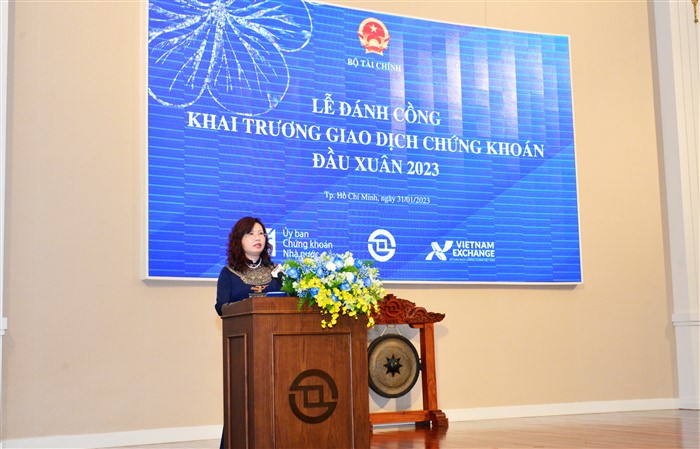 Bà Vũ Thị Chân Phương – Chủ tịch Ủy ban Chứng khoán Nhà nước (Ảnh: HSX)