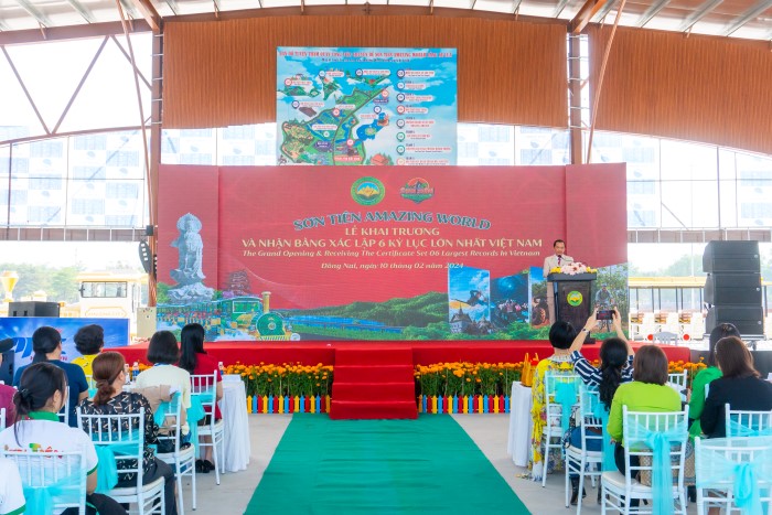 Ông Huỳnh Đồng Tuấn - Phó TGĐ Tập đoàn Suối Tiên phát biểu tại buổi lễ