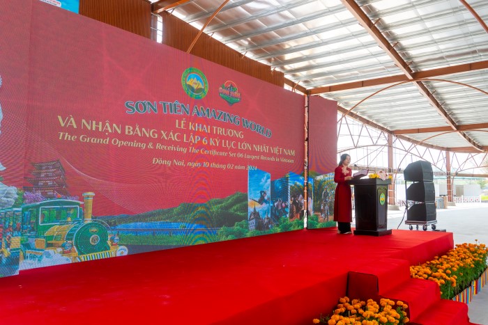 Bà Nguyễn Thị Quỳnh Ngọc – Tổng Thư ký Tổ chức Kỷ lục Việt Nam (VietKings) đại diện công bố Quyết định xác lập Kỷ lục Việt Nam