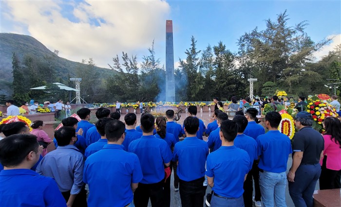 Gửi tặng Đồn biên phòng Côn Đảo bộ máy chiếu phim