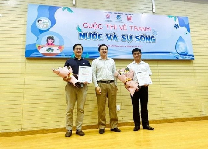 Đại diện Ban tổ chức tặng hoa cảm ơn các đơn vị đồng hành tổ chức cuộc thi