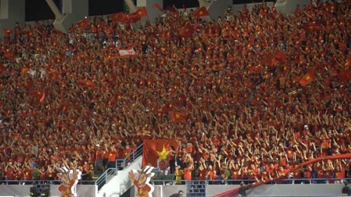 Tình yêu bóng đá trong lòng người hâm mộ luôn “bất diệt”