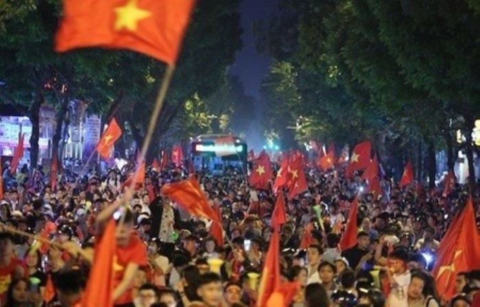 Người hâm mộ Việt đổ ra đường ăn mừng chiến thắng của đội bóng nước nhà