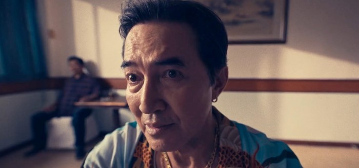 Nam diễn viên gạo cội Chatchai Plengpanich trong vai ông trùm Somjit, trailer hiện lên với hình ảnh đầy toan tính, máu lạnh