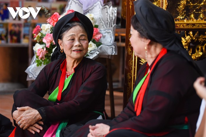 Nghệ nhân nhân dân Nguyễn Thị Quýnh trong buổi sinh hoạt câu lạc bộ. 