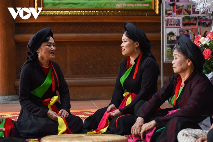 Những liền chị quan họ "cây đa cây đề" hát đối đáp với nhau.