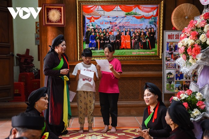 Tại buổi sinh hoạt Quan họ các măng non được những liền anh, liền chị chỉ dạy uống nắn từng câu từng chữ trong làn điệu Quan họ cổ.