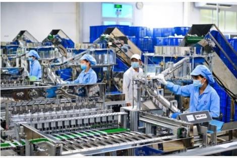 Một số doanh nghiệp lớn phải ‘bán mình’ để duy trì sản xuất