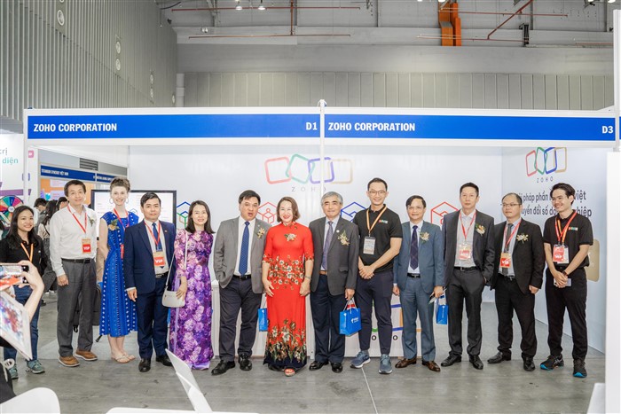 Các vị Lãnh đạo chụp hình cùng Doanh nghiệp tại gian hàng