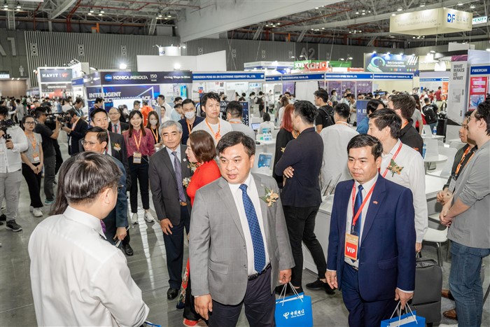 Các Lãnh đạo đi thăm gian hàng tại Triển lãm