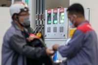 Giá xăng giảm 410 đồng/lít