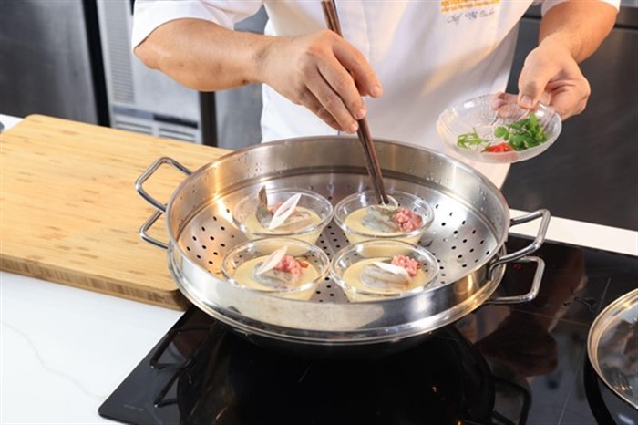 Cho tôm và thịt, hành ớt vào, hấp thêm 10’ là hoàn thành. Ảnh NVCC