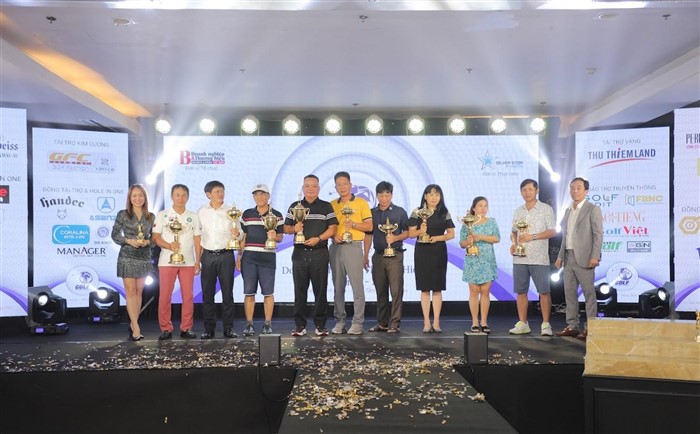Các golfers đạt giải lên nhận cup và chụp hình lưu niệm