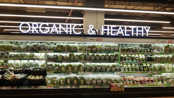 Gian hàng trưng bày các sản phẩm rau, củ, quả hữu cơ, có ích cho sức khỏe người tiêu dùng