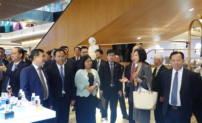 Đoàn đại biểu tham quan trung tâm mua sắm SORA gardens SC