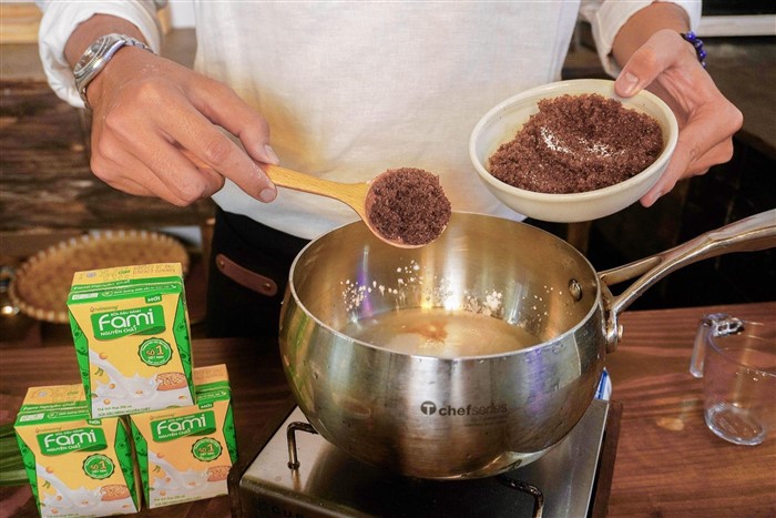 Khuấy bột năng và bột cacao thành khối bột mịn là đạt. Ảnh: NVCC