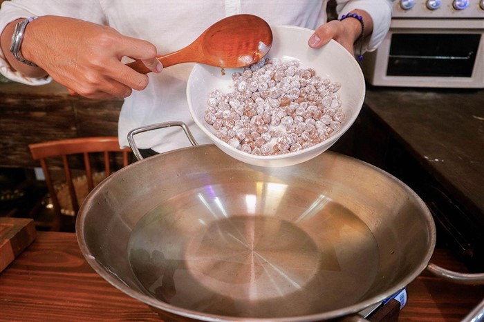 Vò thành viên trân châu theo kích cỡ mong muốn và luộc trân châu. Ảnh: NVCC