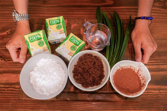 Các nguyên liệu cho món sữa đậu nành trân châu đường đen. Ảnh: NVCC