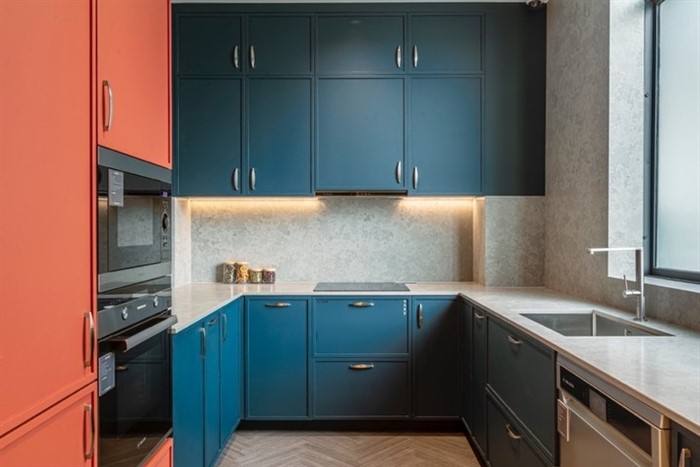 Hình chụp thực tế ứng dụng sản phẩm gỗ Laminate đơn sắc tại showroom An Cường 