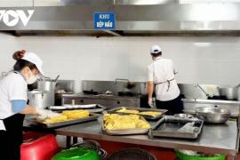 Phụ huynh trả tiền, sao không được chọn đơn vị cung cấp bữa ăn bán trú cho con?