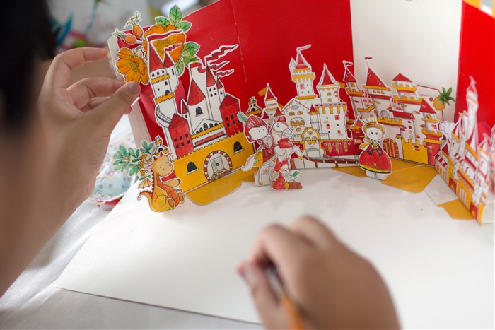 Các em có hoàn cảnh khó khăn ở mái ấm, nhà mở sẽ cùng tái chế vỏ hộp với các bạn ở Xưởng Vải Mộc và Kéo Cùn.