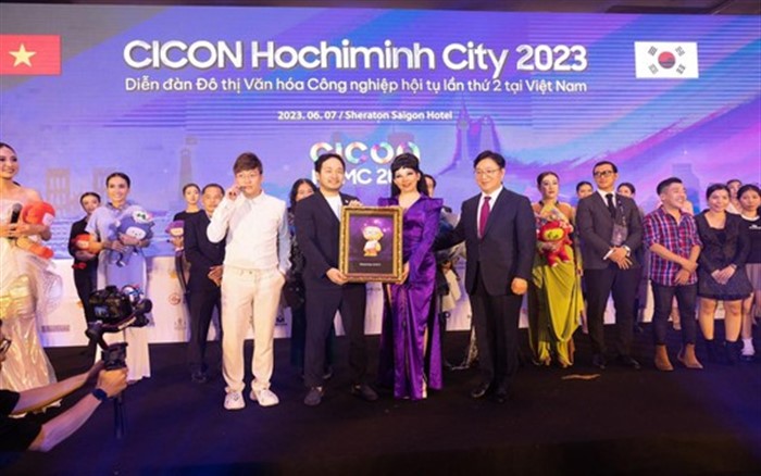 (Từ phải qua) ông Park Bong Kyu – Tổng Giám đốc Korea CEO Summit, Chủ tịch World Blockchain Summit Marvels; nhà thiết kế Quỳnh Paris; ông Cho Hyun Jin – Tổng Giám đốc ZellySpace - Nhà sáng lập các lĩnh vực Web 3