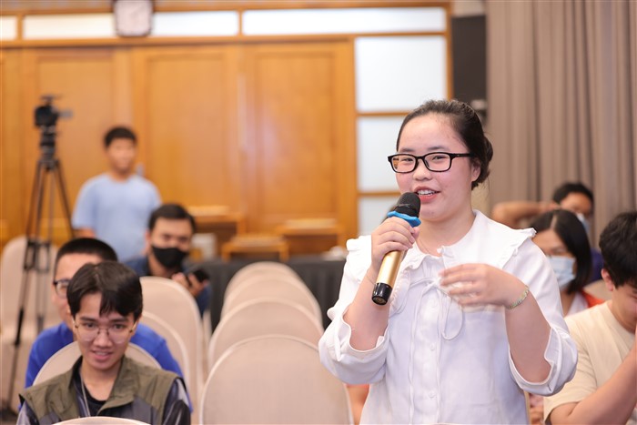 Các bạn sinh viên thảo luận với các Chuyên gia tại Diễn đàn