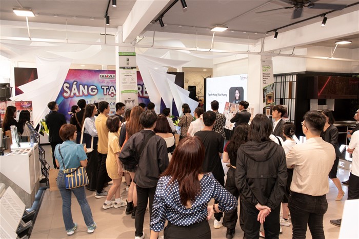 Rất đông khách mời và các bạn trẻ đã tới trong ngày đầu khai mạc Triển lãm