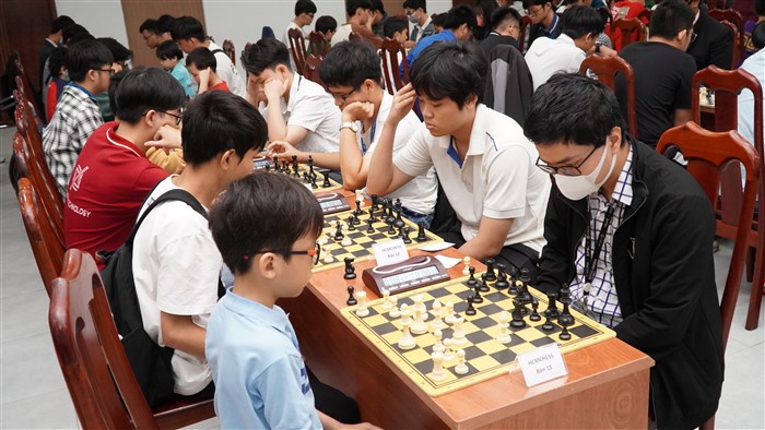 Bàn cờ vua thu hút rất đông sự tham gia của các sinh viên, học sinh