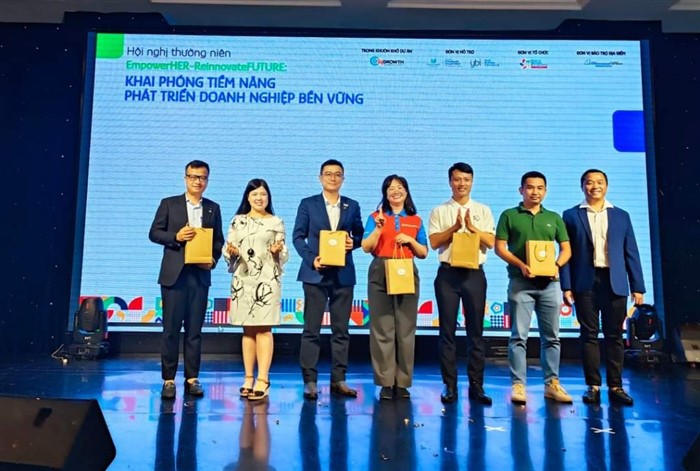 Các khách mời chia sẻ nhận quà lưu niệm tri ân từ Ban Tổ chức