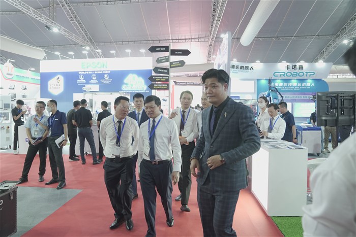 Các vị đại biểu cùng khách mời đi tham quan gian hàng tại Triển lãm