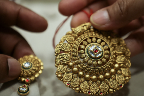 Giá vàng lập kỷ lục mới, tâm lý FOMO ngập thị trường