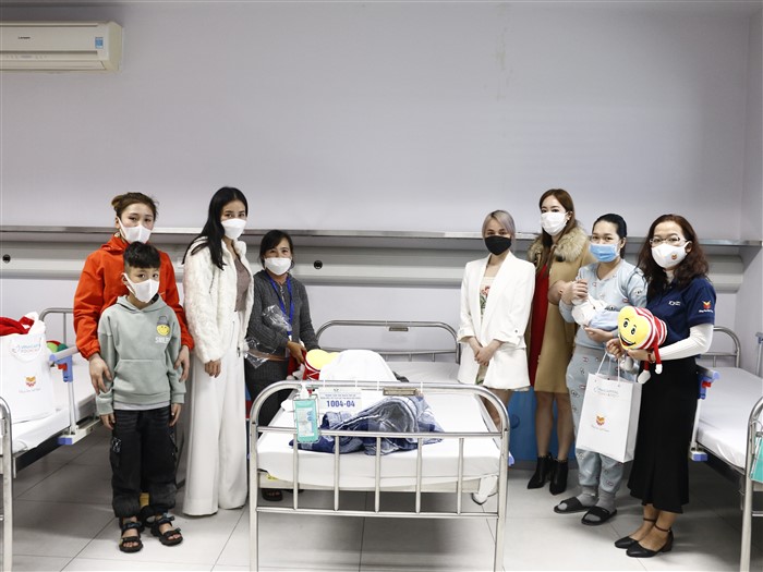 Đại diện VITA Clinic và VCF chụp ảnh cùng gia đình 3 em nhỏ được hỗ trợ phẫu thuật tim