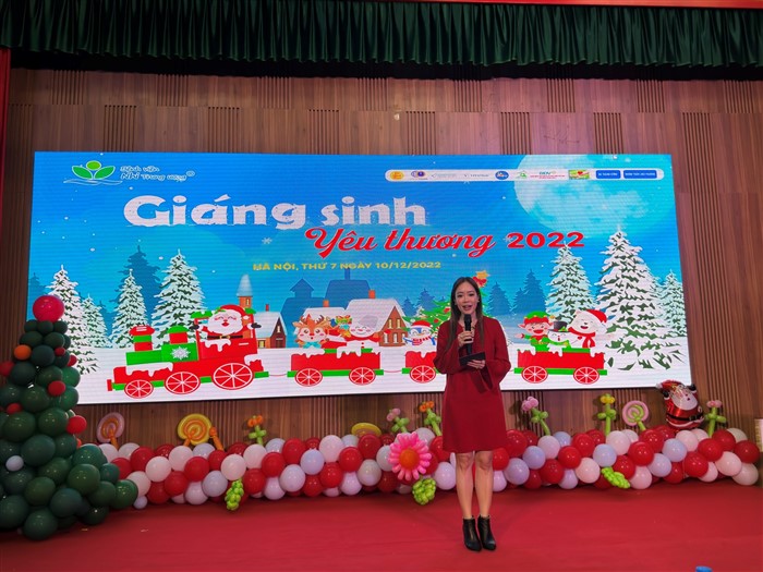 Chị Dee Trương, Tổng Giám đốc Tập đoàn VITA Clinic phát biểu tại sự kiện Giáng sinh yêu thương