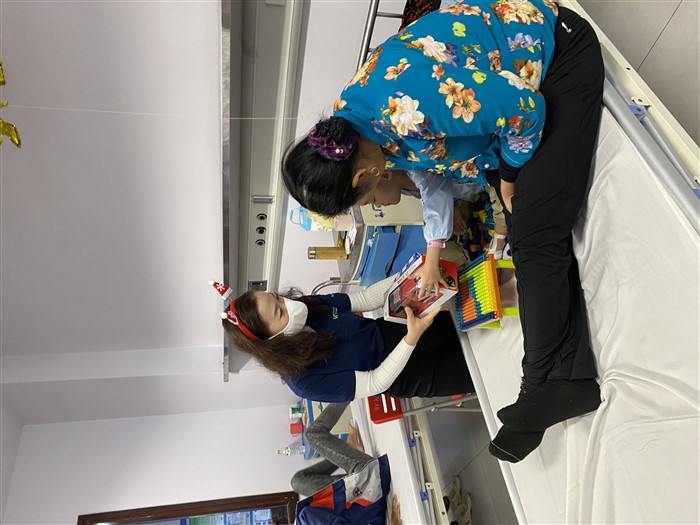 Đại diện VCF phát quà cho bệnh nhi tại bệnh viện Nhi Trung ương