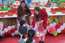 VITA CLINIC và VINACAPITAL FOUNDATION mang giáng sinh yêu thương đến với 500 bệnh nhi tại bênh viện Nhi Trung ương