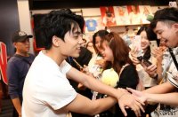 MONO khoe vẻ điển trai ở sự kiện, người hâm hộ háo hức vây quanh