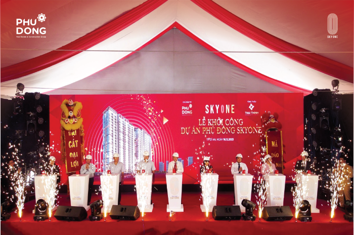 Các đại biểu thực hiện nghi thức khởi công dự án Phú Đông SkyOne