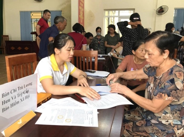 Chi trả lương hưu, trợ cấp bảo hiểm xã hội cho người hưởng. Ảnh: Internet