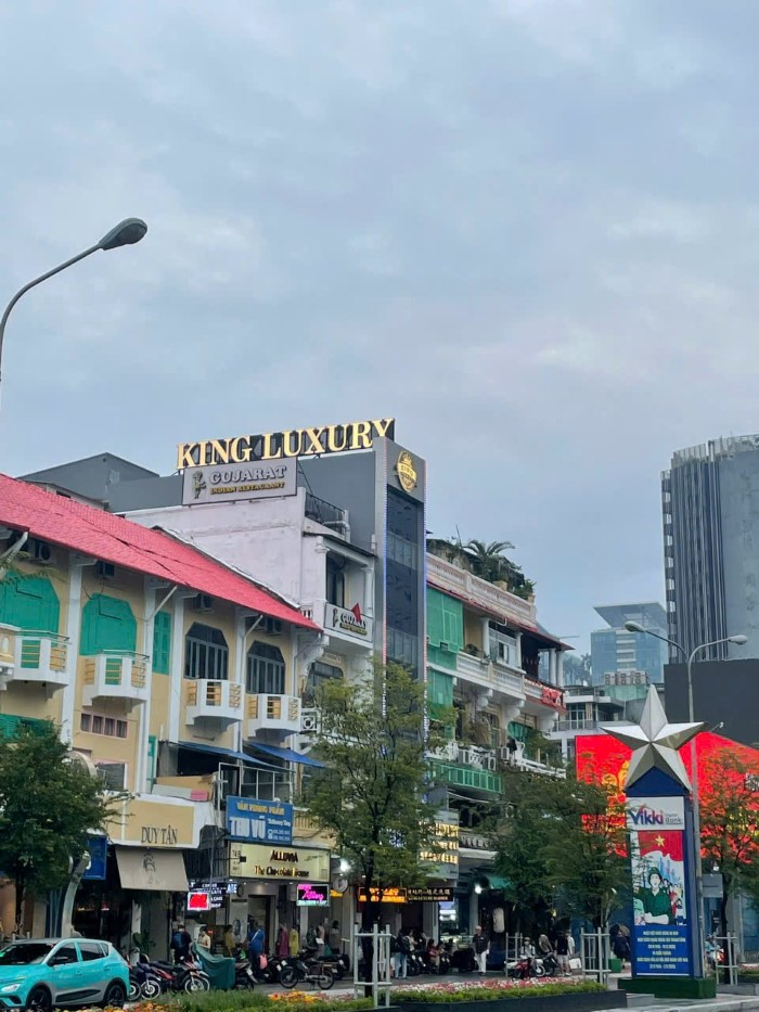 Với vị trí tọa lạc “vàng” ngay Trung tâm TP. HCM, King Luxury được đầu tư với quy mô lớn lên đến 80 phòng VIP, sẵn sàng phục vụ lượng lớn khách du lịch quốc tế