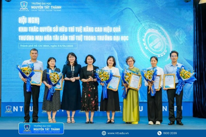 Đại diện Trường ĐH Nguyễn Tất Thành tặng hoa và thư cảm ơn các diễn giả, chuyên gia đã tham gia chương trình 