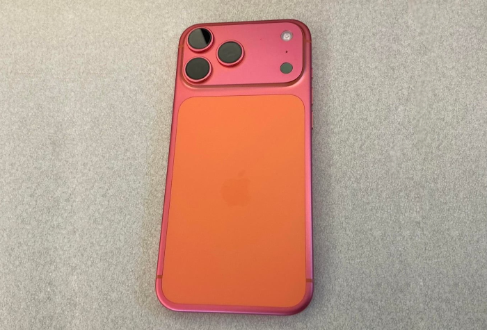 iPhone 17 Pro Max phiên bản Cosmic Orange (cam vũ trụ) chuyển sang màu hồng phấn. Ảnh: @FamilyTeas/X