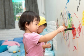 Con vui vẽ sắc màu, tường sạch có mẹ lo